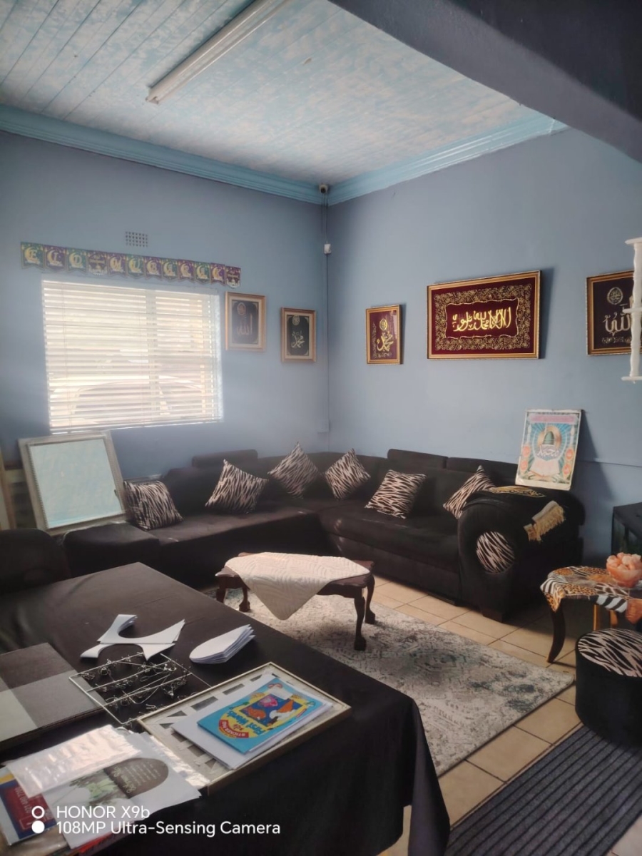 5 Bedroom Property for Sale in Wynberg Upper Western Cape